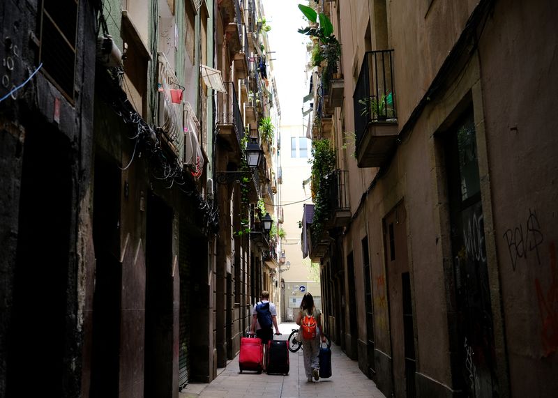&copy; Reuters. Turistas passeiam com suas malas no Bairro Gótico, em Barcelonan24/06/2024nREUTERS/Nacho Doce