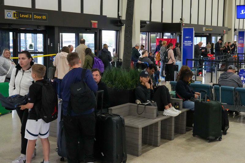 FAA investigating after Newark air traffic control suffered two-second outage