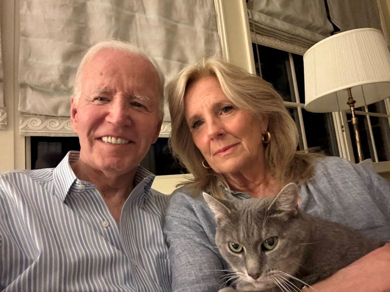 &copy; Reuters. O ex-presidente dos Estados Unidos Joe Biden e a ex-primeira-dama Jill Biden em imagem nas redes sociaisn19/05/2025nJoe Biden via X/Divulgação via REUTERS