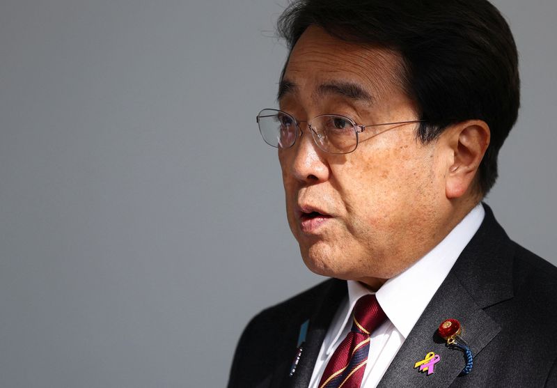 &copy; Reuters. FILE PHOTO: Japan's Economic Revitalization Minister Ryosei Akazawa speaks to the press upon his arrival at Haneda Airport, a day after ministerial talks on tariffs, with U.S. President Donald Trump joining the negotiators, in Tokyo, Japan, April 18, 2025