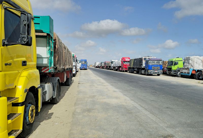 &copy; Reuters. Trucks loaded with humanitarian aid for Gaza continue to wait in Al Arish to enter through the borders, in the North Sinai city of Al Arish, Egypt, May 19, 2025. REUTERS/Stringer