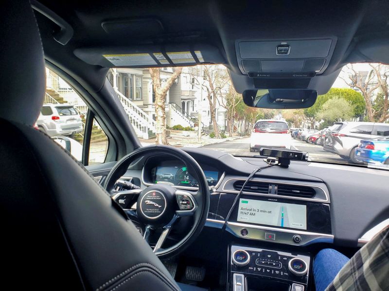 &copy; Reuters. Carro autônomo da Waymo se deslocando por rua em São Francisco.nREUTERS/Paresh Dave