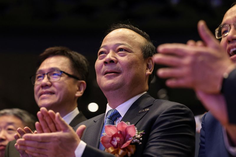 &copy; Reuters. Robin Zeng (centro), fundador e presidente do conselho da CATL.nREUTERS/Tyrone Siu