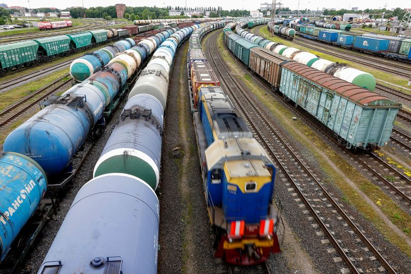 &copy; Reuters. Trem de carga e carros são vistos após Lituânia proibir trânsito de bens sob sanção da União Europeia através do enclave russo de Kaliningrado, no Mar Báltico, em Kaliningrado, Rússian21/06/2022nREUTERS/Vitaly Nevar
