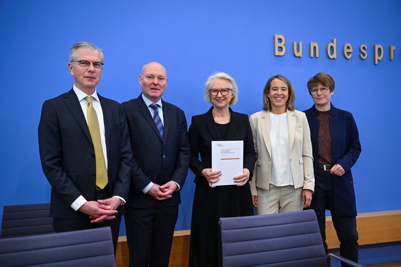 © Reuters. German Council of Economic Experts chairwoman Monika Schnitzer and her colleagues Achim Truger, Martin Werding, Ulrike Malmendier and Veronika Grimm present their spring report 2025 ahead of a press conference in Berlin, Germany May 21, 2025. REUTERS/Annegret Hilse