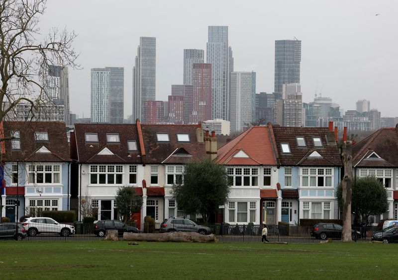 © Reuters. A view of residential houses in London, Britain, January 23, 2025. REUTERS/Hannah McKay/File Photo