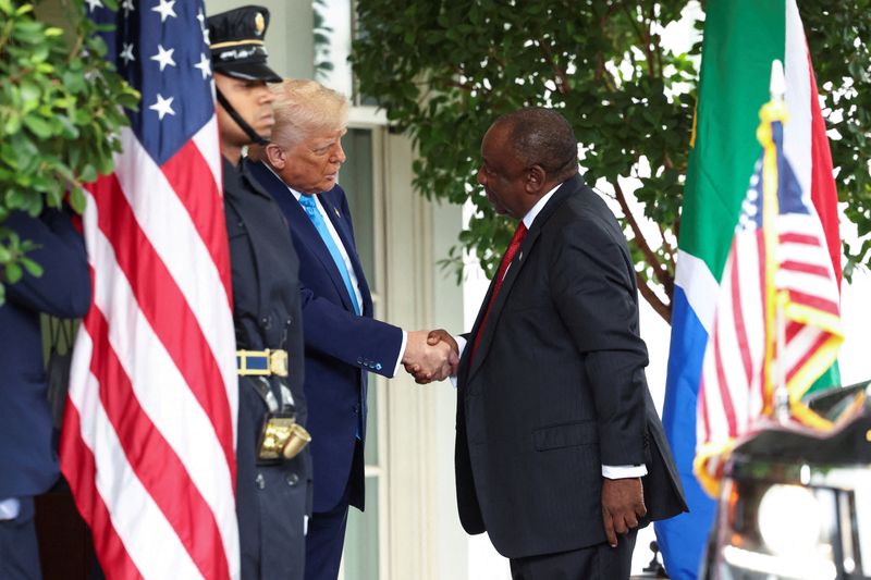 &copy; Reuters. U.S. President Donald Trump welcomes South African President Cyril Ramaphosa to the White House in Washington, D.C., U.S., May 21, 2025. REUTERS/Kevin Lamarque
