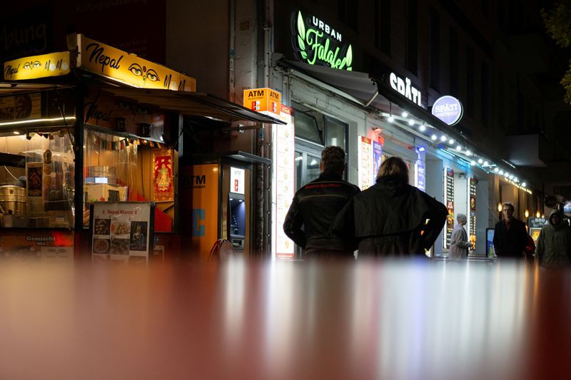 &copy; Reuters. Pessoas passam por restaurantes e lojas na rua "Warschauer Strasse" em Berlimn16/11/2024.  REUTERS/Annegret Hilse