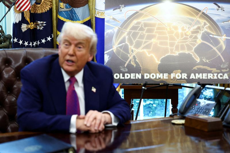 &copy; Reuters. Presidente dos EUA, Donald Trump, apresenta Domo de Ouro na Casa Branca, em Washingtonn20/05/2025nREUTERS/Kevin Lamarque