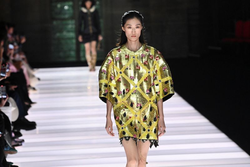 &copy; Reuters. Modelo apresenta criação do designer Nicolas Ghesquière durante desfile da coleção Cruise 2026 da Louis Vuitton no Palais des Papes em Avignon, Françan22/05/2025nREUTERS/Alexandre Dimou