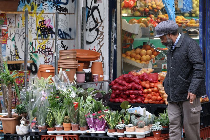© Reuters. FILE PHOTO: A person shops for fresh products in Peckham, in London, Britain, November 5, 2024. REUTERS/Mina Kim/File Photo