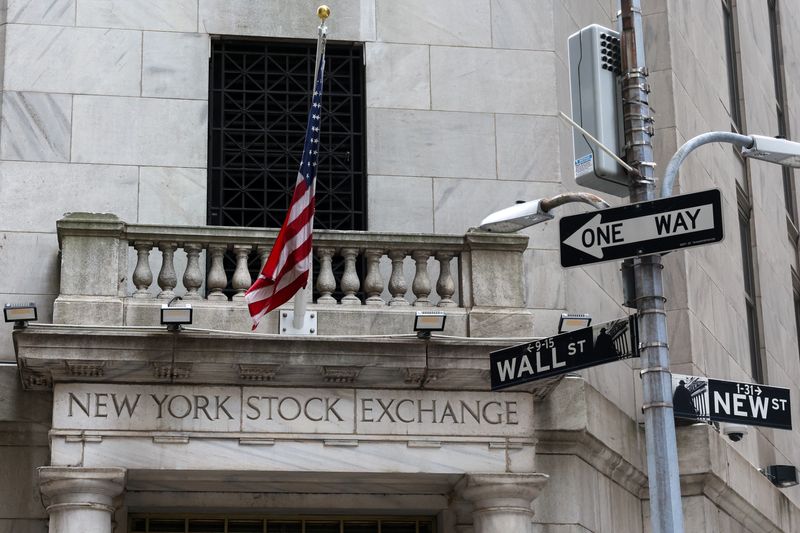 © Reuters. FILE PHOTO: Cờ Mỹ tung bay tại lối vào Phố Wall của Sở giao dịch Chứng khoán New York (NYSE) tại Thành phố New York, Mỹ, ngày 4 tháng 4 năm 2025. REUTERS/Kylie Cooper/Ảnh tư liệu