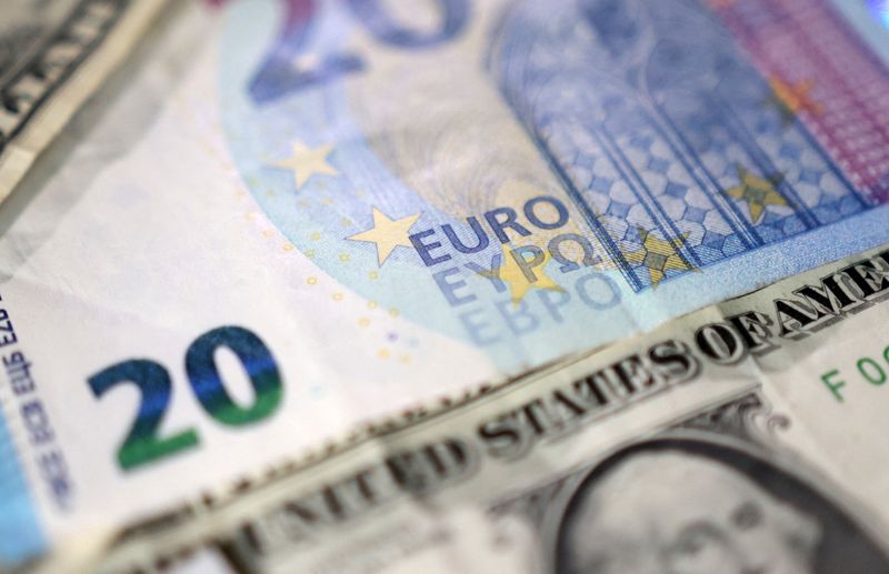 &copy; Reuters. Banconote in euro e dollari Usa in questa illustrazione del 4 maggio 2025. REUTERS/Dado Ruvic