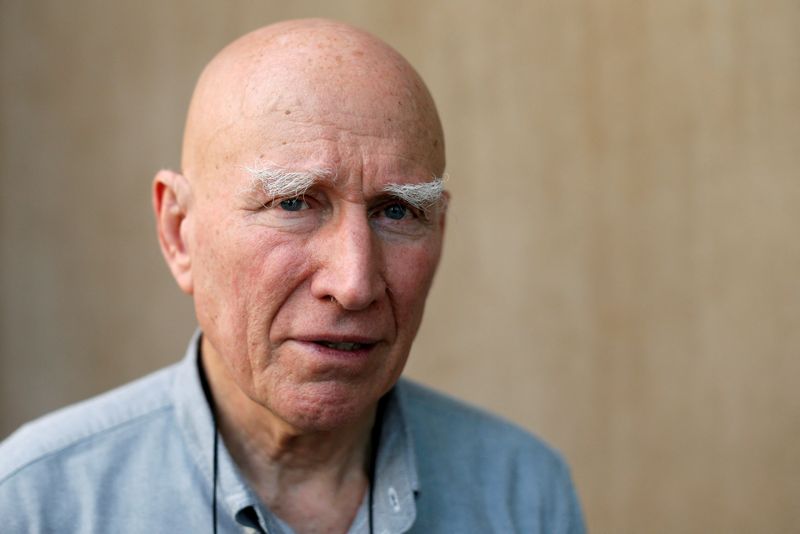&copy; Reuters. Fotógrafo brasileiro Sebastião Salgado posa para foto em entrevista à Reuters em Bangcocn09/02/2017nREUTERS/Jorge Silva