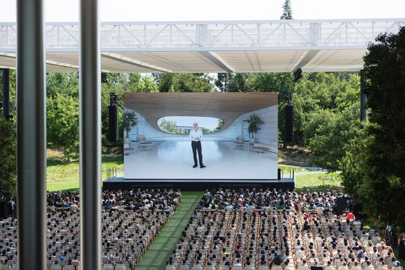 &copy; Reuters. Craig Federighi, vice-presidente sênior de Engenharia de Software da Apple, fala durante a Conferência Anual de Desenvolvedores da Apple na sede da empresa em Cupertino, Califórnian09/06/2025nREUTERS/Laure Andrillon