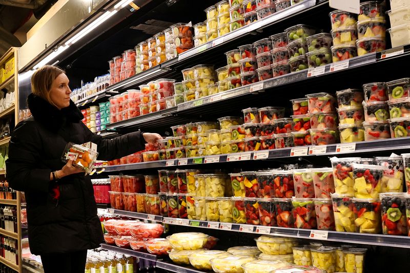 &copy; Reuters. A woman shops for fruit in a store in New York City, U.S., February 12, 2025.  REUTERS/Brendan McDermid