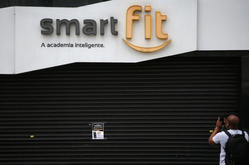 &copy; Reuters. Homem tira foto de fachada de unidade da Smartfit em São Paulon19/03/2020 REUTERS/Rahel Patrasso
