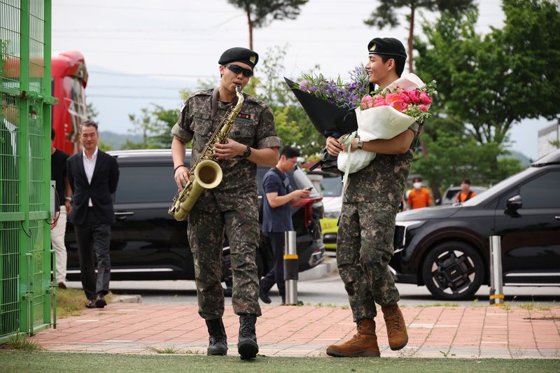 &copy; Reuters. Músicos do BTS V e RM dispensados do serviço militarn 10/6/2025    REUTERS/Kim Hong-Ji