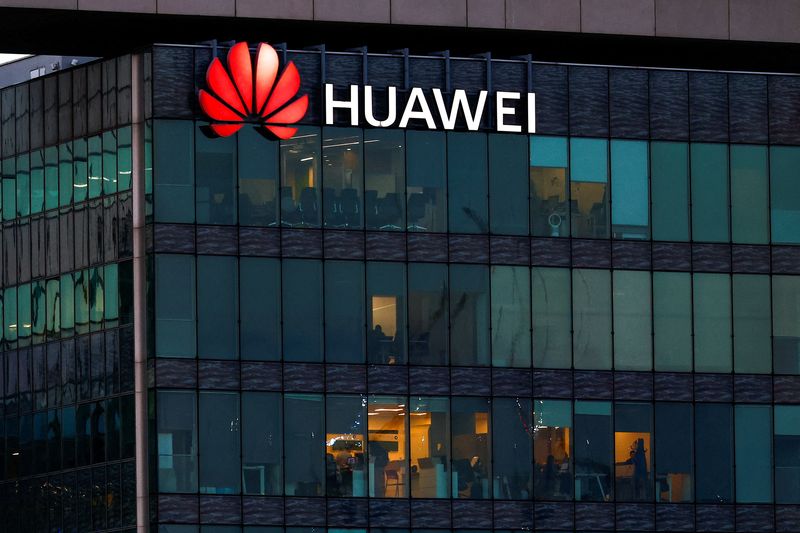 &copy; Reuters. Logo da Huawei Technologies em escritório de Boulogne-Billancourt, na Françan09/01/2025nREUTERS/Gonzalo Fuentes