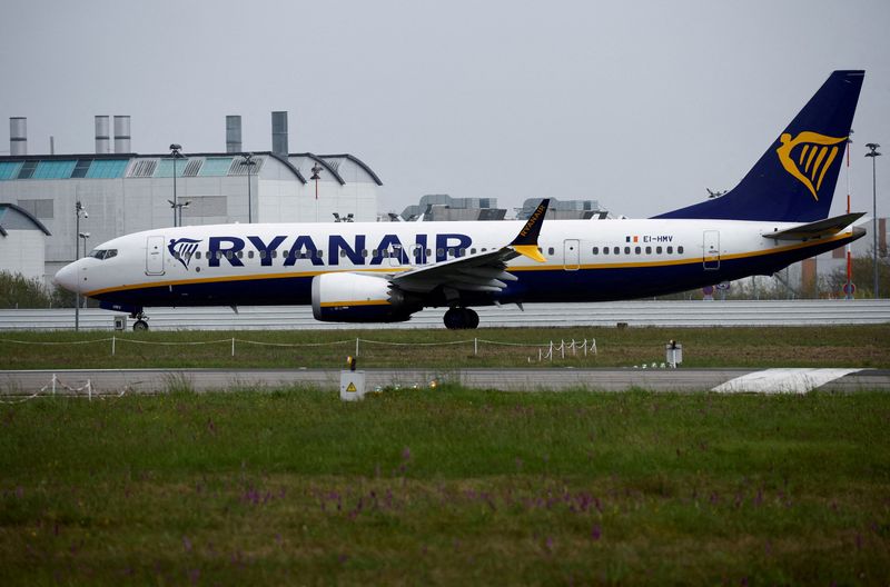 &copy; Reuters. Avião Boeing 737 MAX 8-200 da companhia aérea Ryanair no aeroporto Nantes Atlantique em Bouguenais, perto de Nantes, Françan03/04/2024. nREUTERS/Stephane Mahe/File Photo