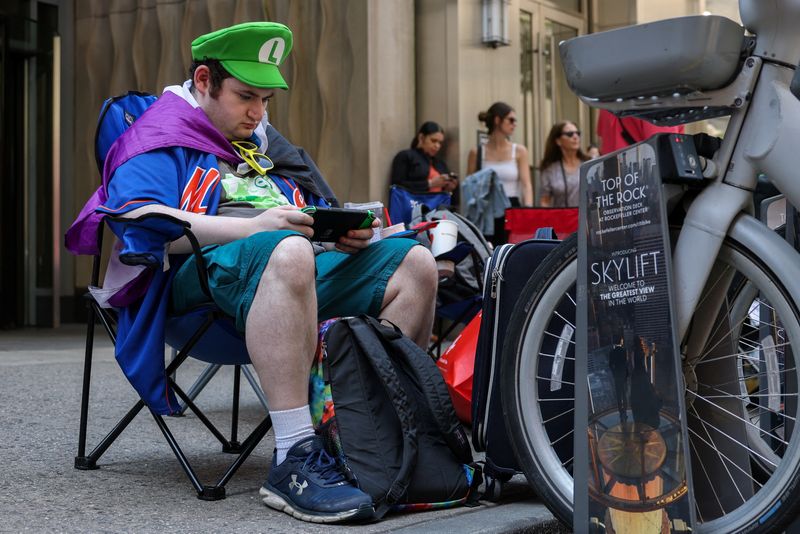 &copy; Reuters. FILE PHOTO: A person in a Luigi hat plays on a Switch while waiting outside the Nintendo Store for the release of the Nintendo Switch 2 in New York City, U.S., June 4, 2025. REUTERS/Kylie Cooper/File Photo
