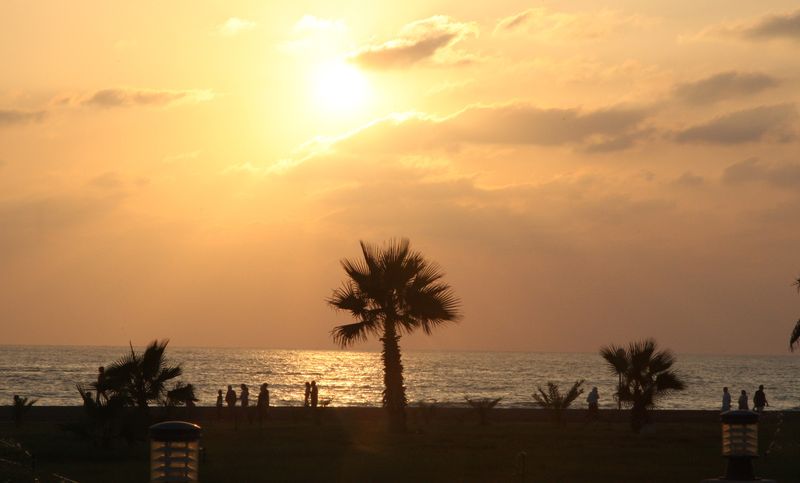 Syria wants burkinis on public beaches, official denies ban on Western beachwear