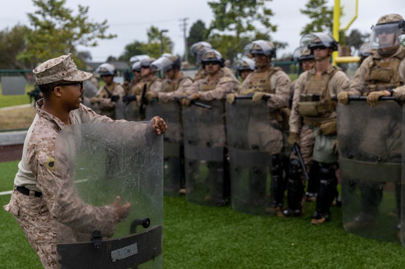 &copy; Reuters. Fuzileiros navais dos EUA ensaiam táticas de controle de multidões em base na área metropolitana de Los Angeles, Califórnia, EUAn10/06/2025nCorpo de Fuzileiros Navais dos EUA/Cabo Jaye Townsend/Divulgação via REUTERS