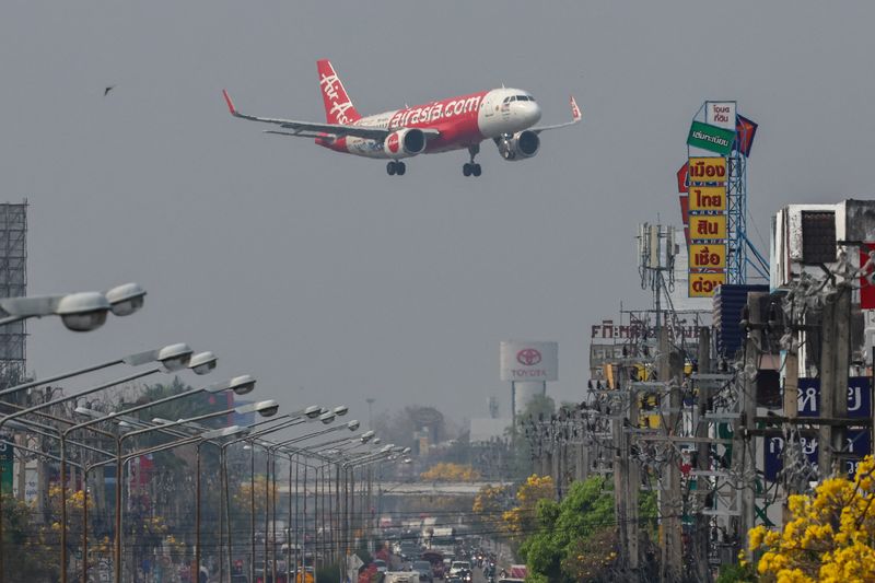 &copy; Reuters. Avião da AirAsia na província de Chiangmai, Tailândian22/3/2024 REUTERS/Athit Perawongmetha/Arquivo