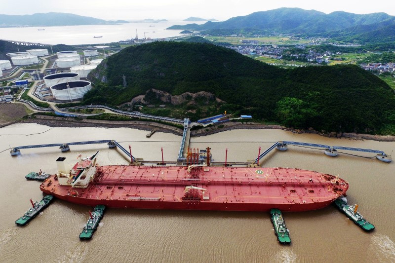 &copy; Reuters. FILE PHOTO: A VLCC oil tanker is seen at a crude oil terminal in Ningbo Zhoushan port, Zhejiang province, China May 16, 2017. Picture taken May 16, 2017. REUTERS/Stringer/File Photo