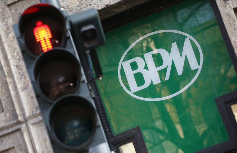 &copy; Reuters. Logo di Banca Popolare di Milano (Bpm) fuori da una filiale nel centro di Milano, Italia, 29 gennaio 2016. REUTERS/Alessandro Garofalo