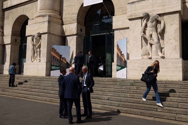 &copy; Reuters. L'ingresso della Borsa di Milano.  REUTERS/Claudia Greco