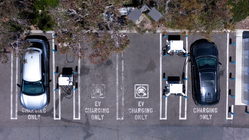 &copy; Reuters. Um ponto de carregamento de veículos elétricos a partir da visão de um drone em Carlsbad, Califórnia, EUA, em 14 de maio de 2025. REUTERS/Mike Blake
