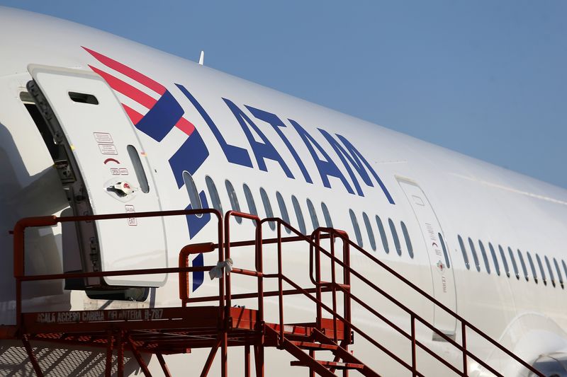 &copy; Reuters. Aeronave da Latam no Aeroporto Internacional de Santiago, no Chilen30/03/2017nREUTERS/Ivan Alvarado
