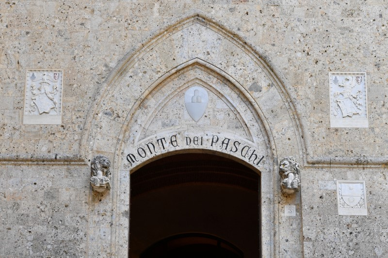 &copy; Reuters. Vista dell'ingresso della sede di Monte dei Paschi di Siena (Mps), la più antica banca del mondo, a Siena, Italia, 11 agosto 2021. REUTERS/Jennifer Lorenzini