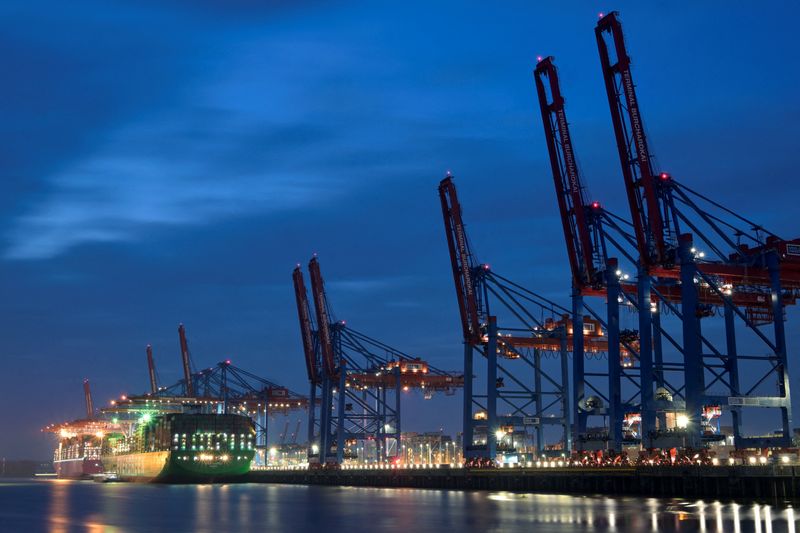 &copy; Reuters. Porto de Hamburgo, Alemanhan08/02/2025. Picture taken with a long exposure time. REUTERS/Fabian Bimmer/File Photo