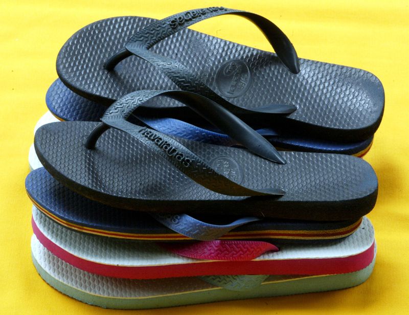 &copy; Reuters. Pares de chinelos Havaianas fabricadas pela Alpargatas, São Paulo, Brasiln18/03/2003. nREUTERS/Paulo Whitaker