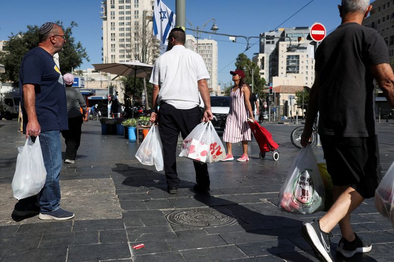 &copy; Reuters. Pessoas fazem compras em Jerusalém após ataque militar de Israel a Teerãn13/06/2025 REUTERS/Ronen Zvulun
