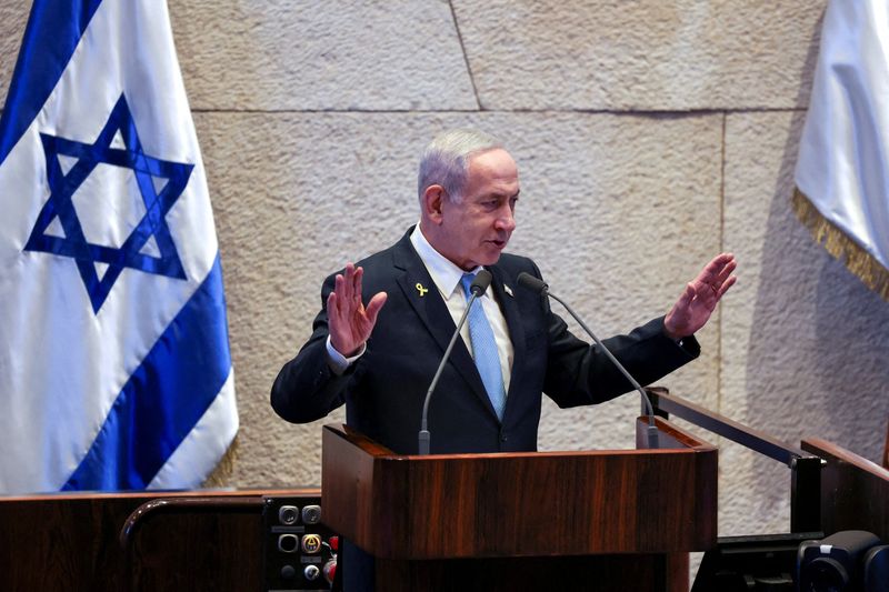&copy; Reuters. Il premier israeliano Benjamin Netanyahu parla durante una sessione plenaria della Knesset, il parlamento israeliano, alla quale partecipa anche il presidente argentino Javier Milei, a Gerusalemme, 11 giugno 2025 REUTERS/Ronen Zvulun