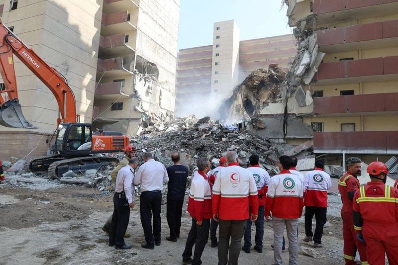 &copy; Reuters. Rescuers work at the site of a damaged building, in the aftermath of Israeli strikes, in Tehran, Iran, June 13, 2025. Iranian Red Crescent Society/WANA (West Asia News Agency)/Handout via REUTERS
