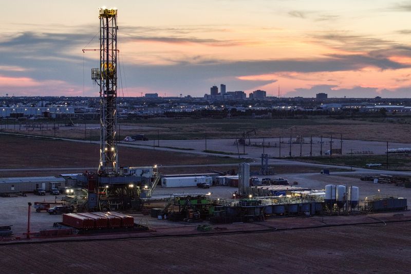 &copy; Reuters. FILE PHOTO: A drone view of a drilling rig south of Midland, Texas, U.S. June 11, 2025. REUTERS/Eli Hartman/File photo
