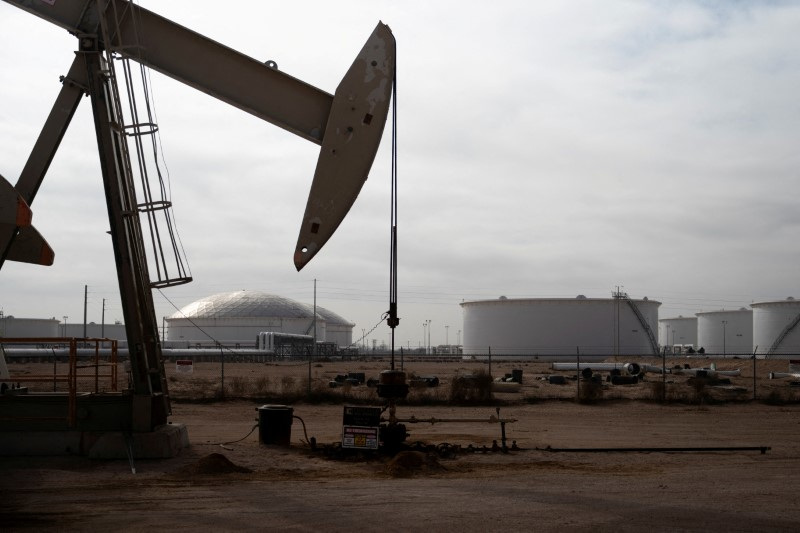 &copy; Reuters. FILE PHOTO: A pump jack operates near a crude oil reserve in the Permian Basin oil field near Midland, Texas, U.S. February 18, 2025.  REUTERS/Eli Hartman/File Photo