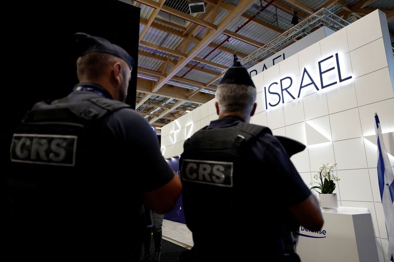 &copy; Reuters. A polícia francesa passa pelo estande do Ministério da Defesa de Israel, que permanece aberto sob proteção, já que os quatro principais estandes de empresas israelenses no Paris Airshow foram fechados pelos organizadores durante o 55º Paris Air Show