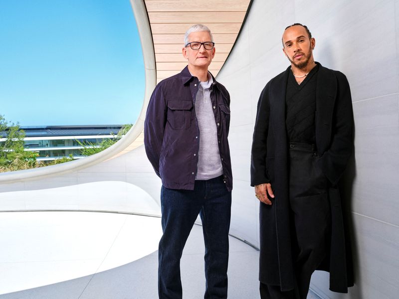 &copy; Reuters. Tim Cook e Lewis Hamilton no Apple Park em Cupertino, na Califórnian 28/4/2025     Apple/Divulgação via REUTERS