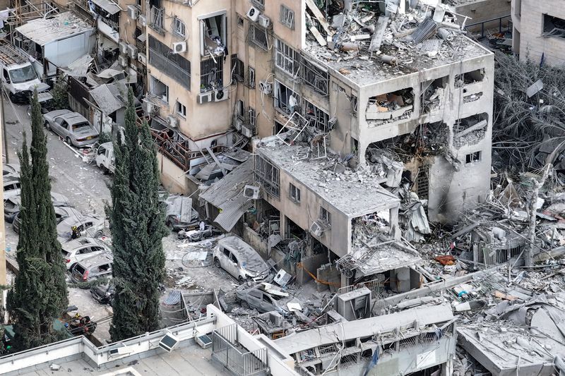 &copy; Reuters. Vista aérea dos danos causados em escola e área residencial da cidade israelense de Bnei Brak após ataque com míssil do Irãn16/06/2025 REUTERS/Chen Kalifa
