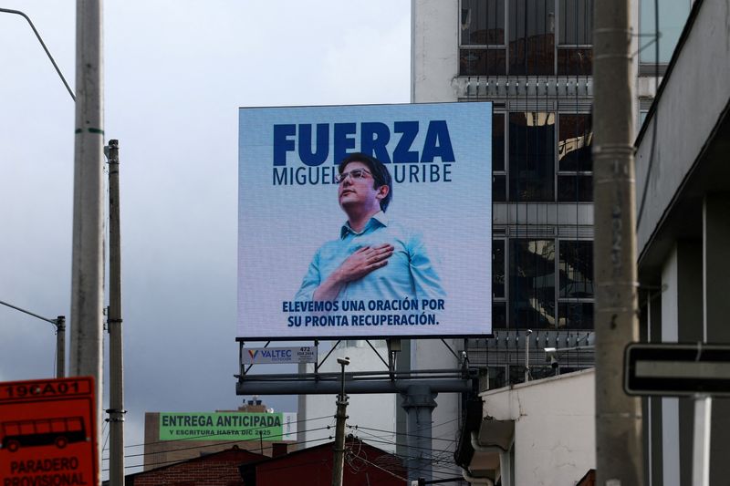 &copy; Reuters. Outdoor do senador colombiano Miguel Uribe em Bogotá, Colômbian10/6/2025 REUTERS/Luisa Gonzalez/Arquivo