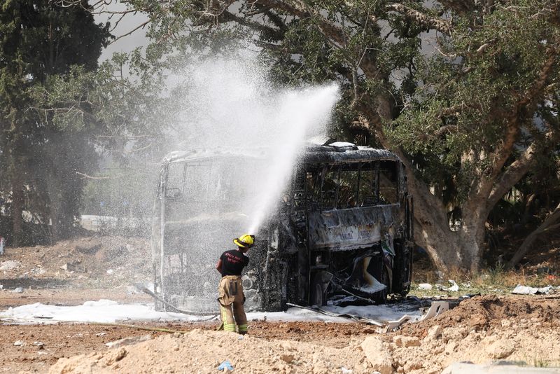 &copy; Reuters. Ônibus alvo de ataque de mísseis do Irã contra Israeln 17/6/2025   REUTERS/Ronen Zvulun
