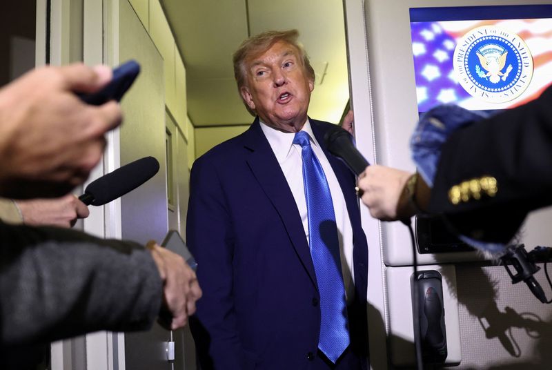 &copy; Reuters. Presidente dos EUA, Donald Trump, fala com jornalistas a bordo do avião presidencial Air Force Onen17/06/2025 REUTERS/Kevin Lamarque