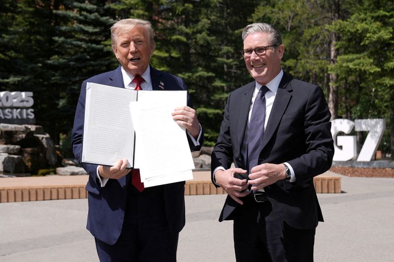 &copy; Reuters. Presidente dos EUA, Donald Trump, e premiê do Reino Unido, Keir Starmern16/06/2025. Stefan Rousseau/Pool via REUTERS