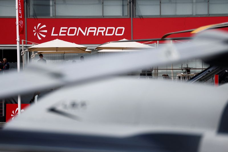 &copy; Reuters. Logo di Leonardo durante il 55° International Paris Airshow all'aeroporto Le Bourget vicino a Parigi, Francia, 16 giugno 2025. REUTERS/Benoit Tessier