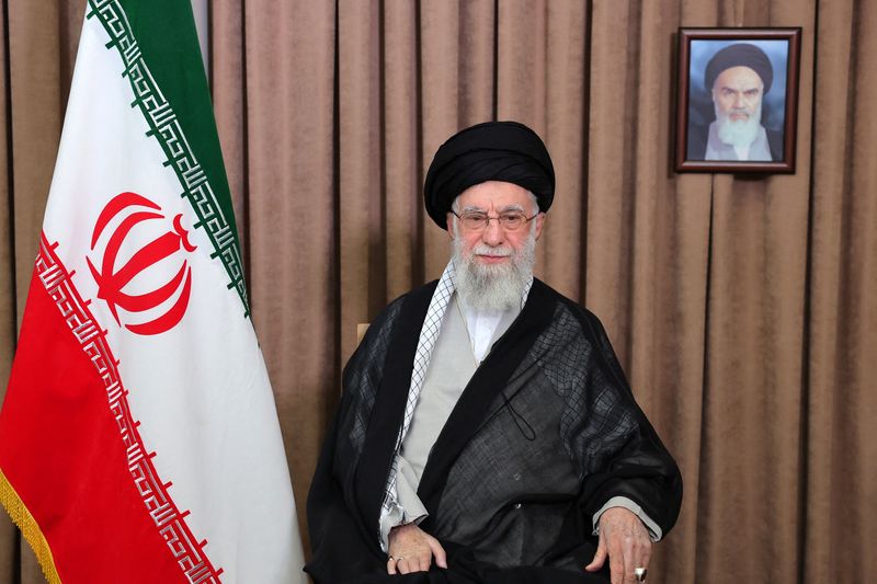 &copy; Reuters. Ali Khamenei em Teerãn 13/6/2025  Diculgação via REUTERS